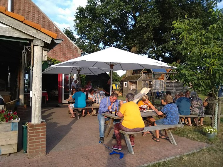 Aan tafel onder de parasols