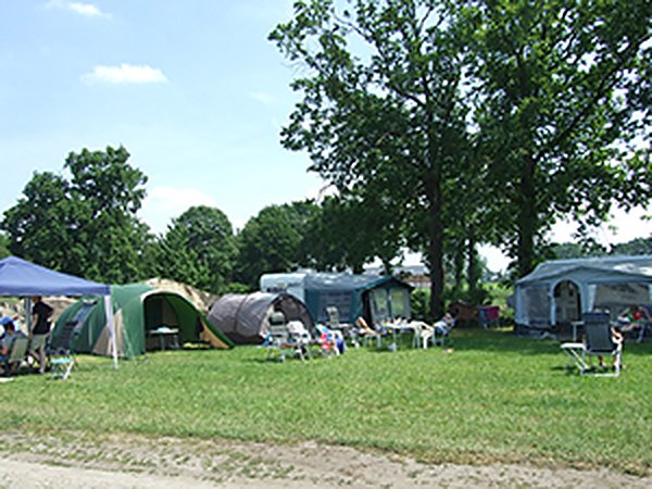 Caravans op het veld
