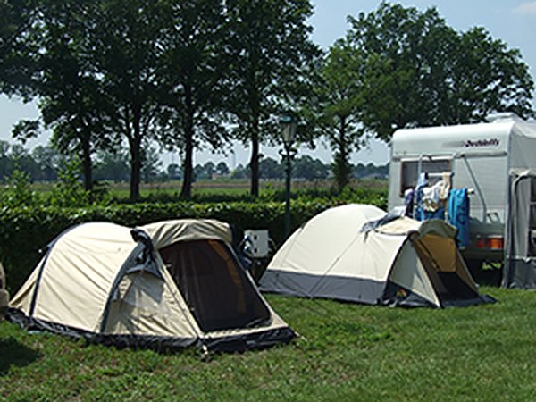 Tent aan de rand van het veld