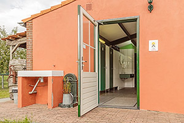 Het sanitairgebouw